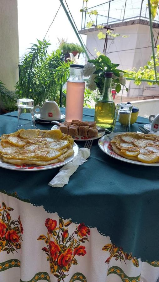 Relax Guesthouse Gjirokaster Bagian luar foto