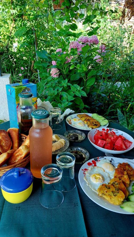 Relax Guesthouse Gjirokaster Bagian luar foto