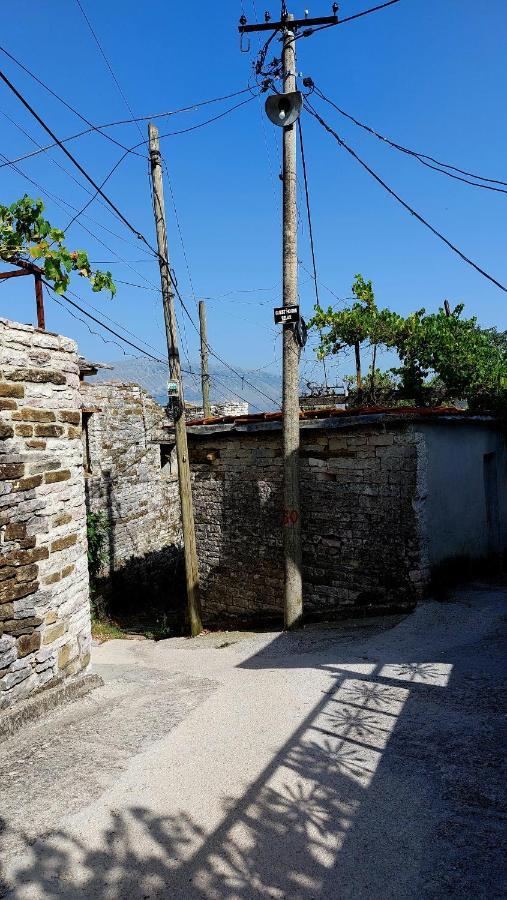Relax Guesthouse Gjirokaster Bagian luar foto